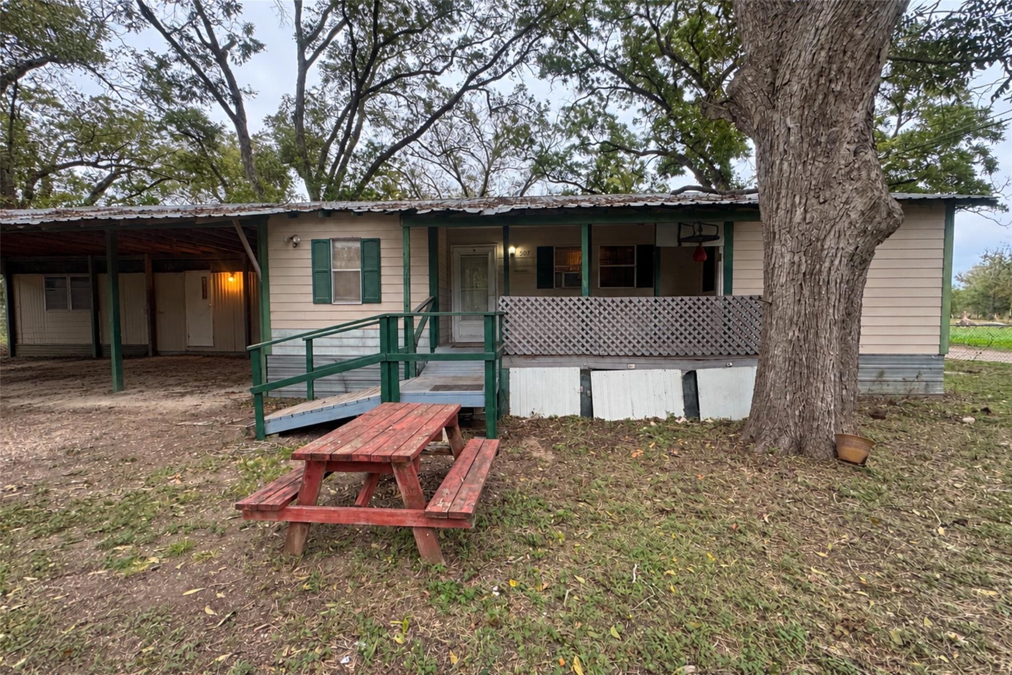 507 Crockett St, Martindale, TX 78655