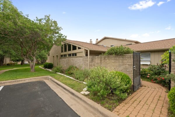 8107 Middle Ct, Austin