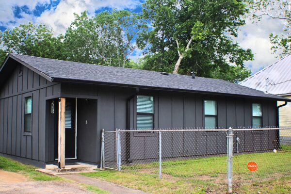 906 E Live Oak St, Lockhart