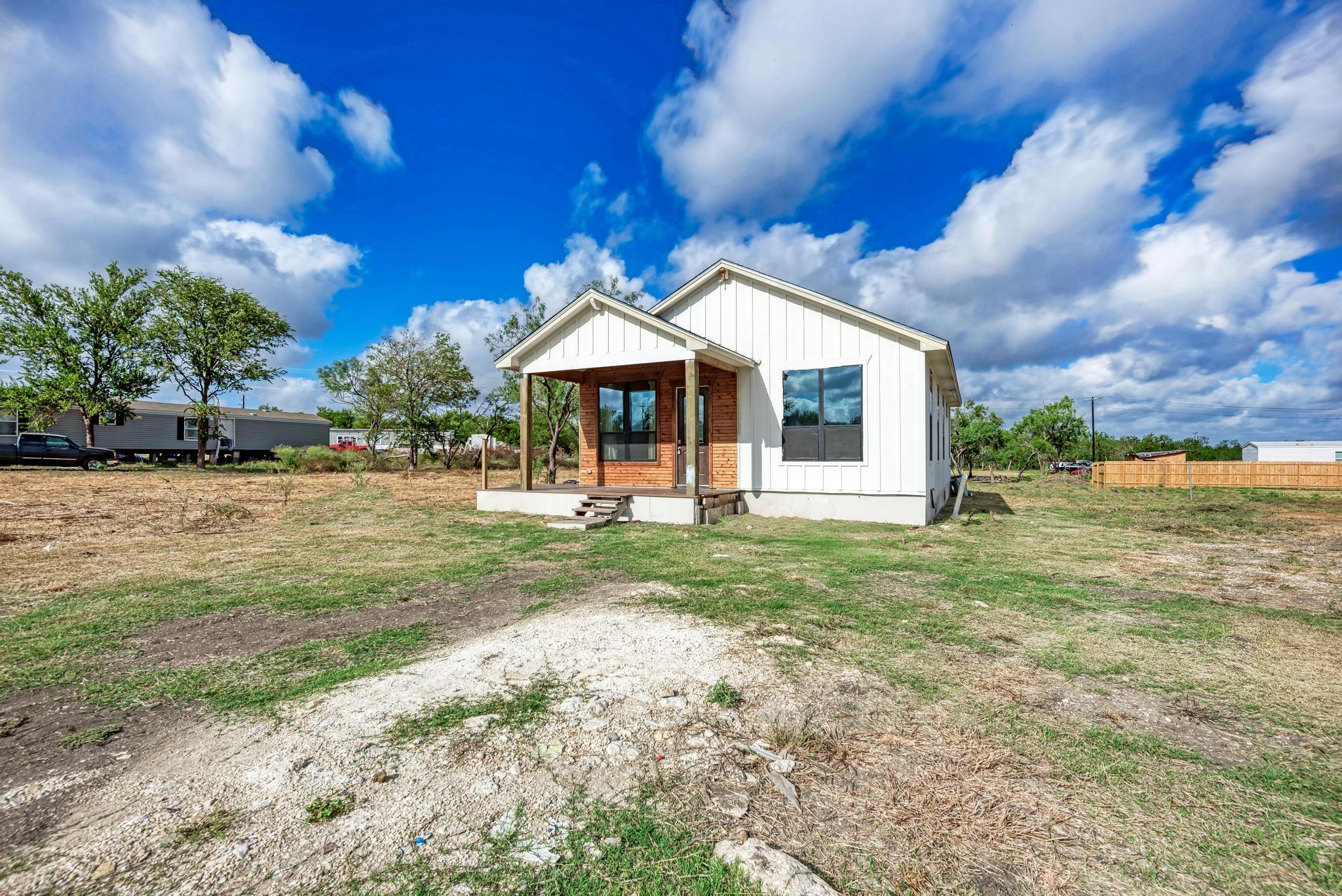 122 Los Fresnos Dr, Dale, TX 78616
