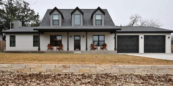 300 E Bluebonnet Ln, Johnson City