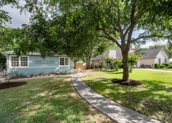 805 Maple St, Lockhart