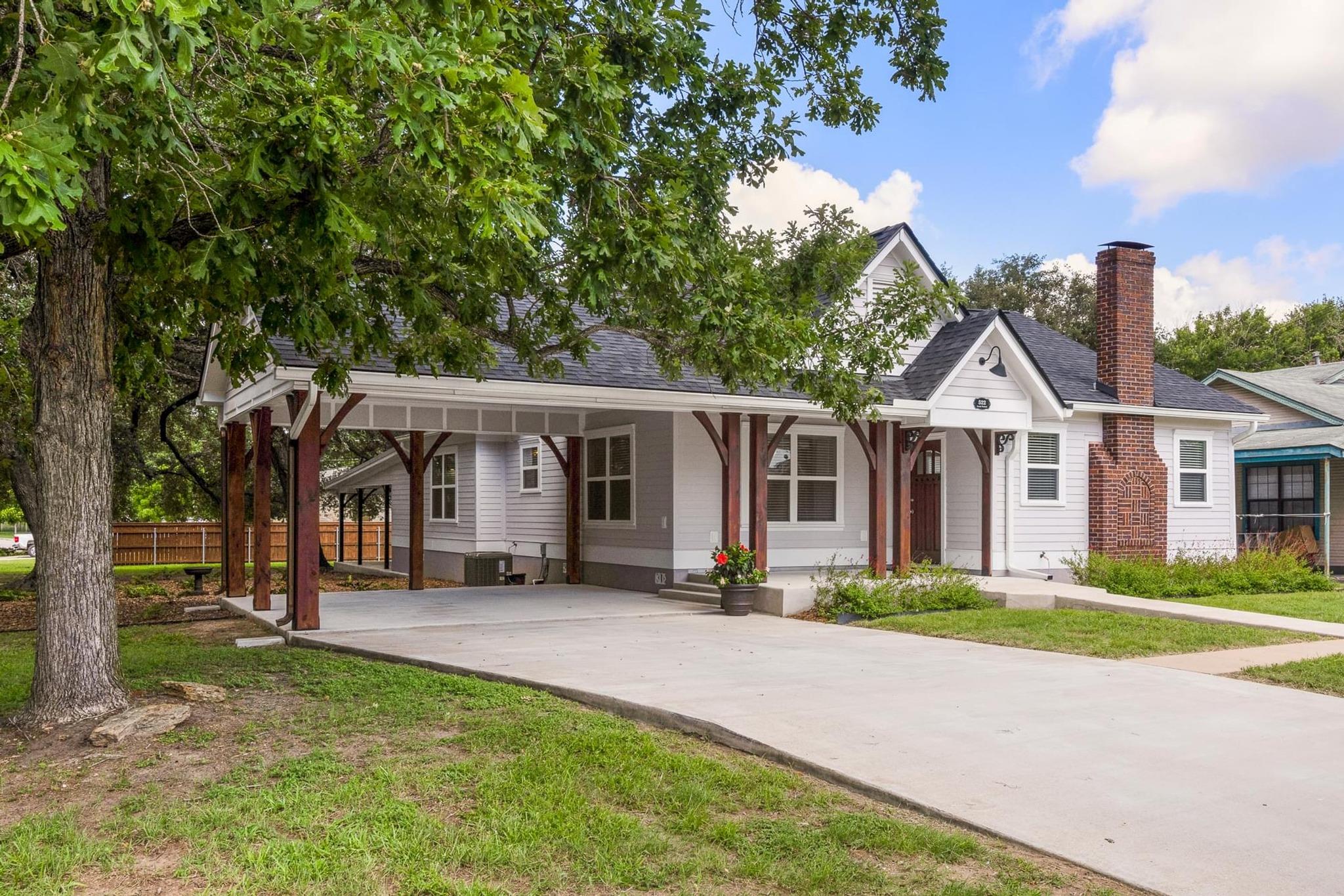 522 S Walnut Ave, Luling