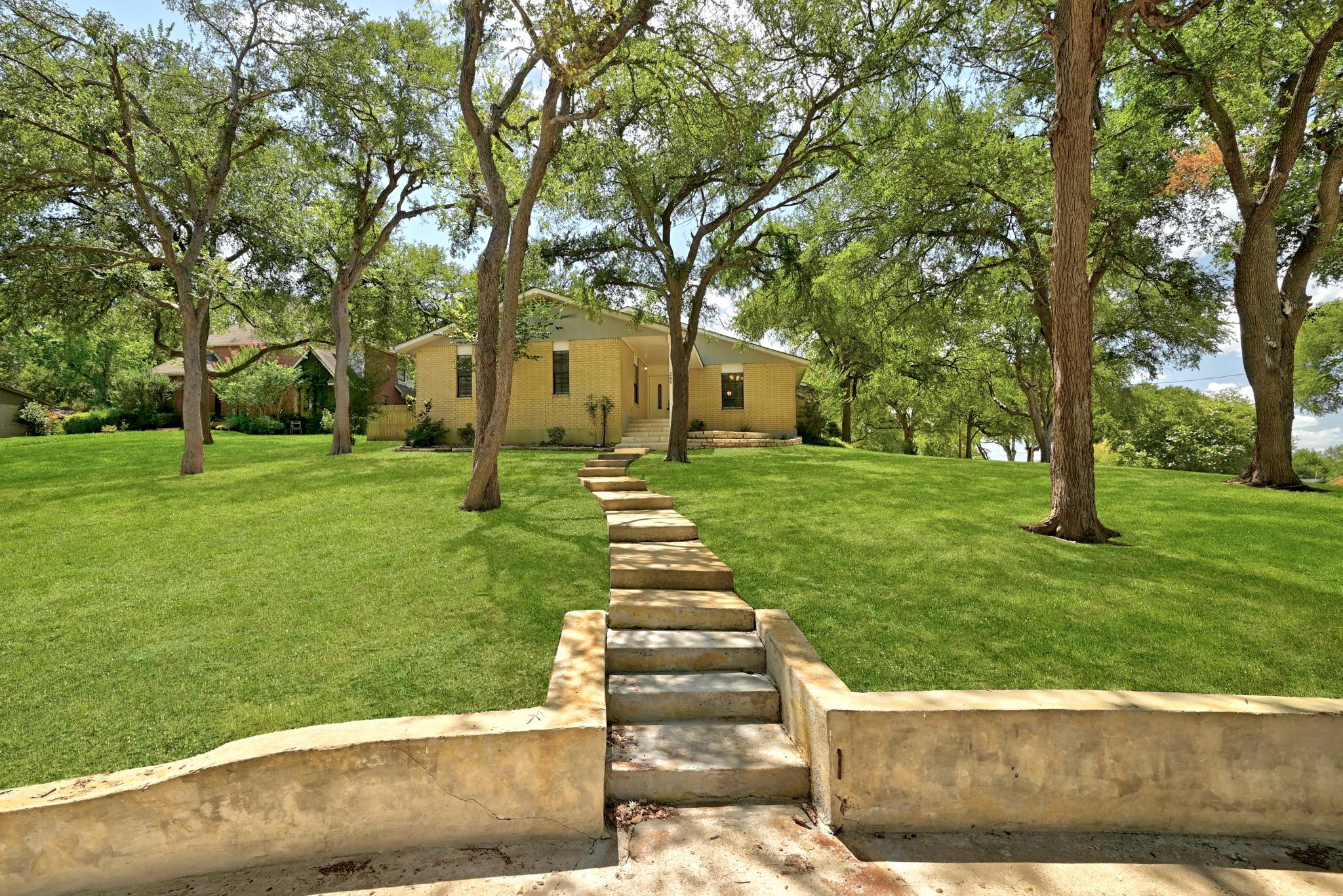 295 OAK CREEK Cir, Luling, TX 78648