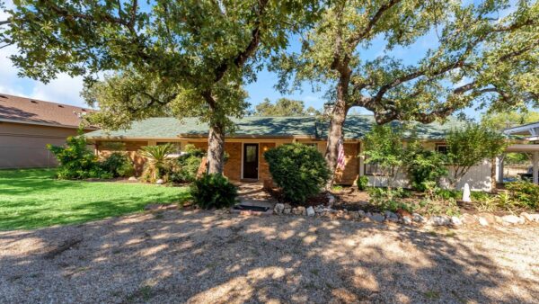 105 Agarita Dr, Burnet