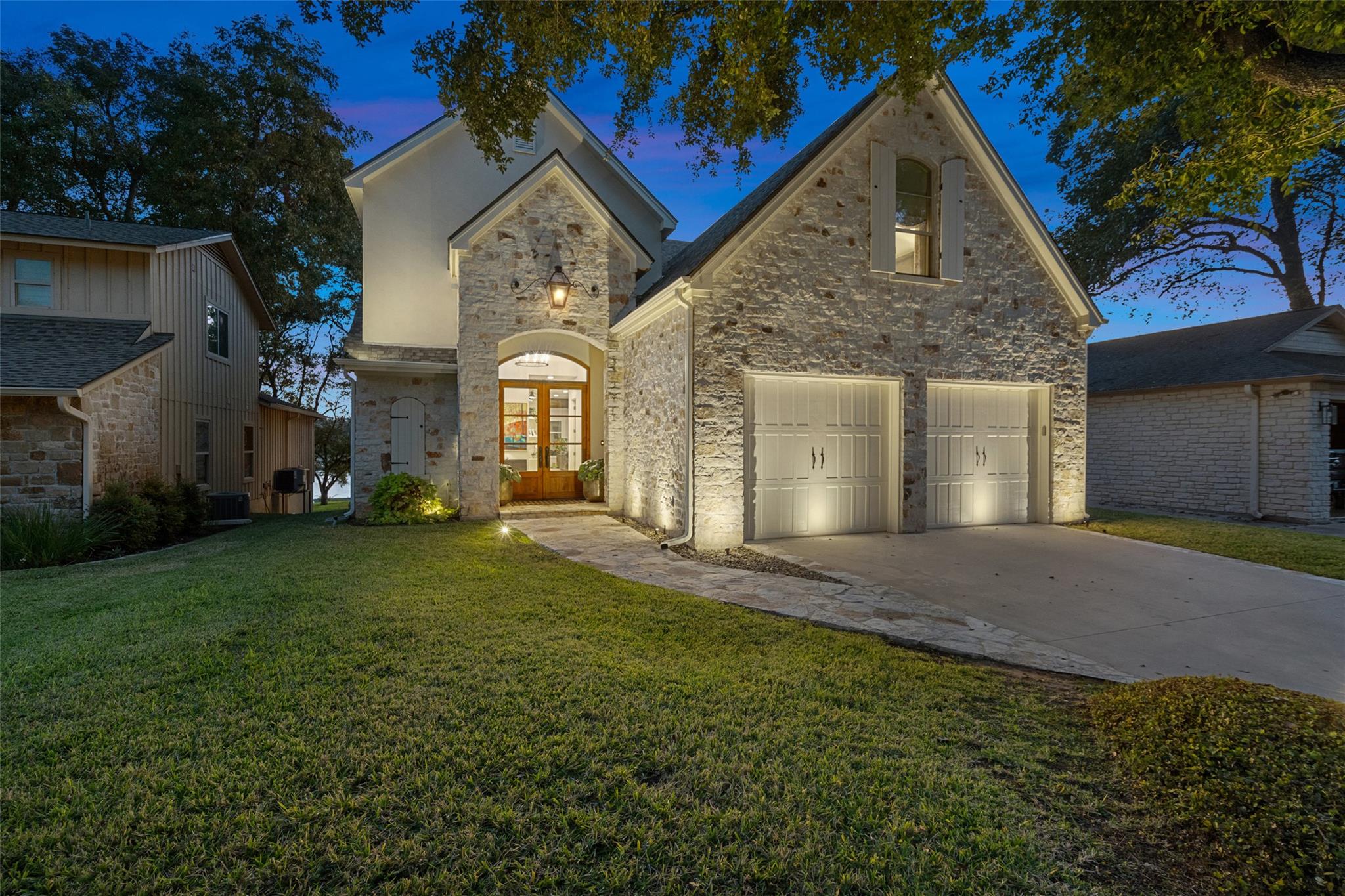 327 Meadowlakes Dr, Meadowlakes, TX 78654