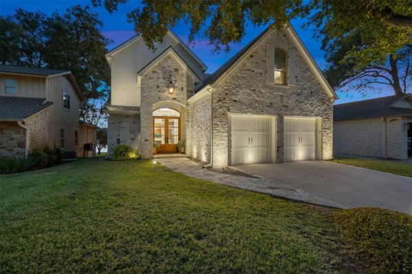 327 Meadowlakes Dr, Meadowlakes