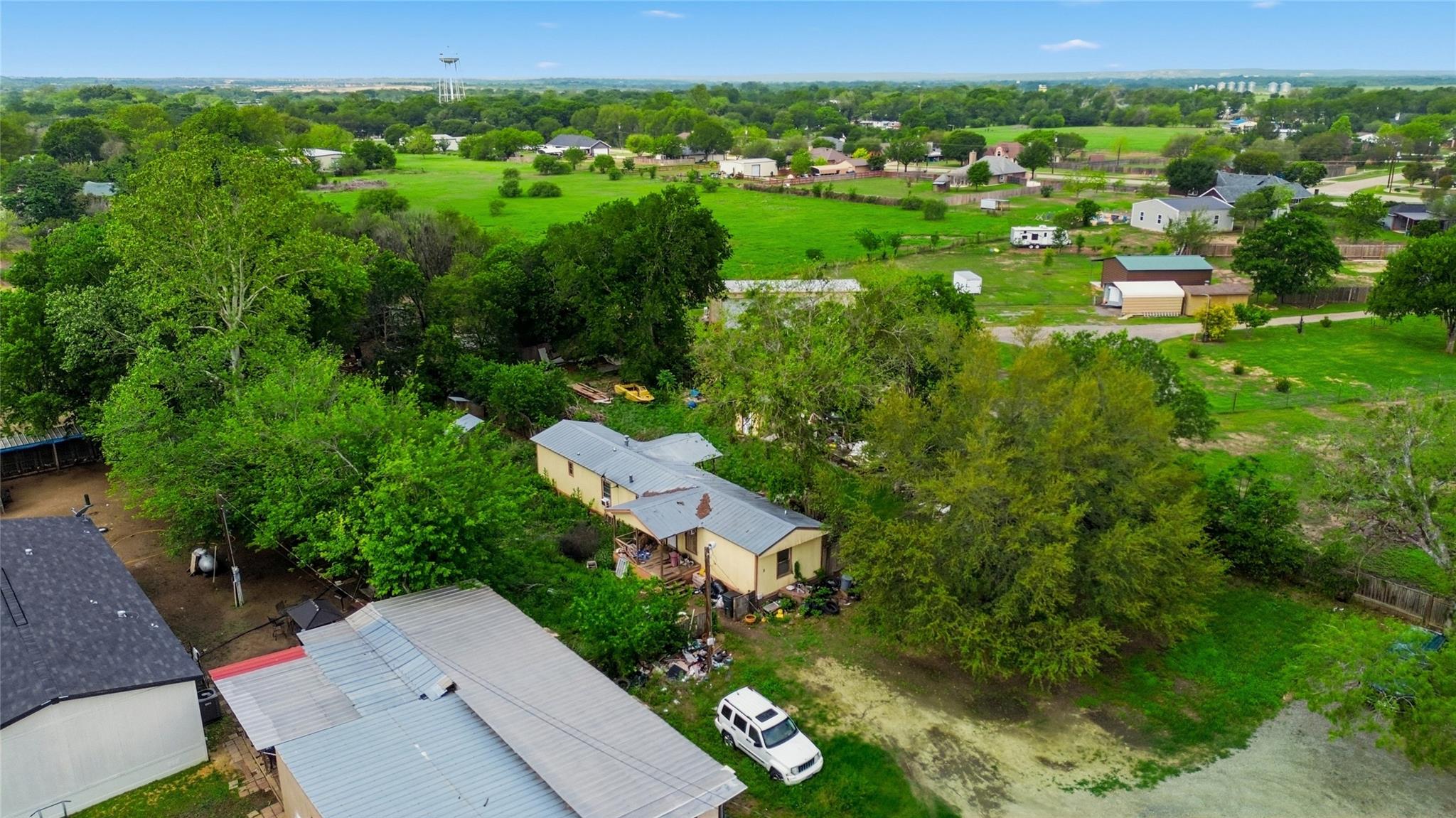 2 Skylark Dr, Martindale, TX 78655
