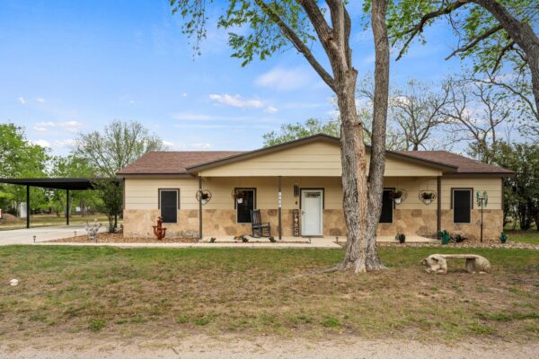 1131 E Fannin St, Luling