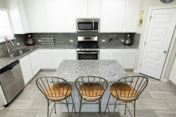 827 Savannah Cv, Elgin
