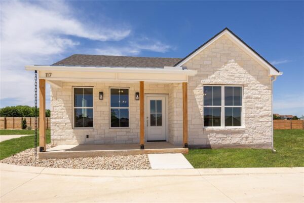 802 S Creek St #100, Fredericksburg