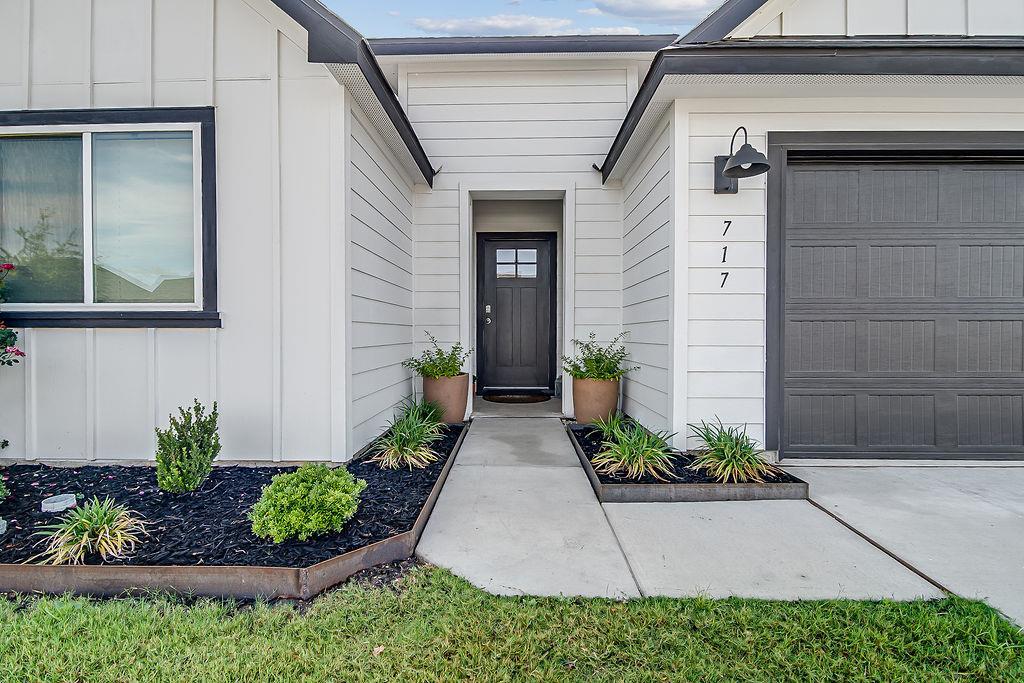 717 Tranquility Ln, Fredericksburg, TX 78624