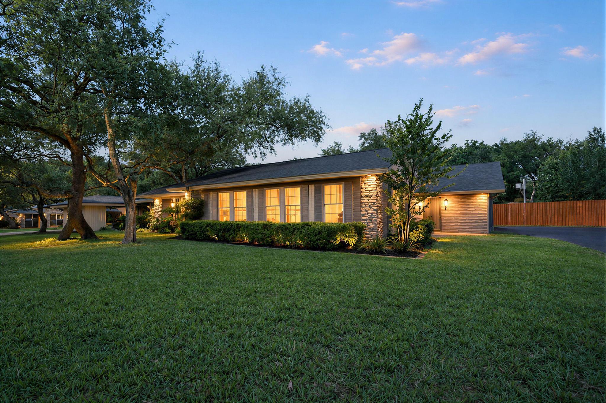 9105 Balcones Club Dr, Austin