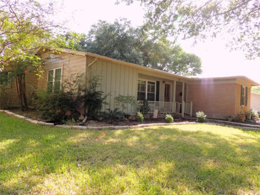 133 Hillcrest Dr, Luling