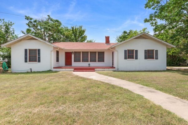 900 N Main St, Burnet