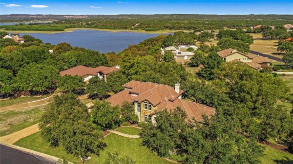 2401 Sailpoint Dr, Spicewood