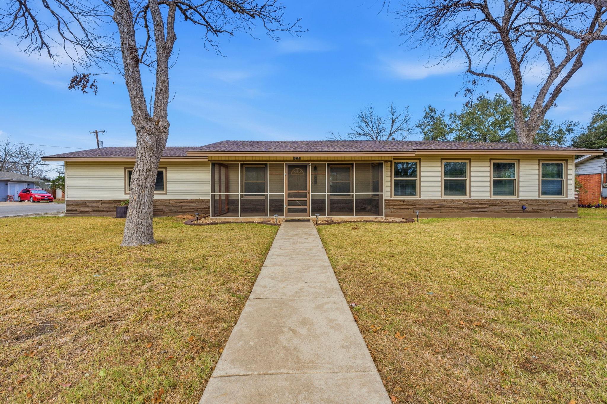811 Nixon St, Lockhart, TX 78644