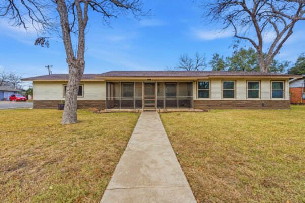 811 Nixon St, Lockhart