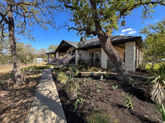 368 Woodlands Dr, Bastrop