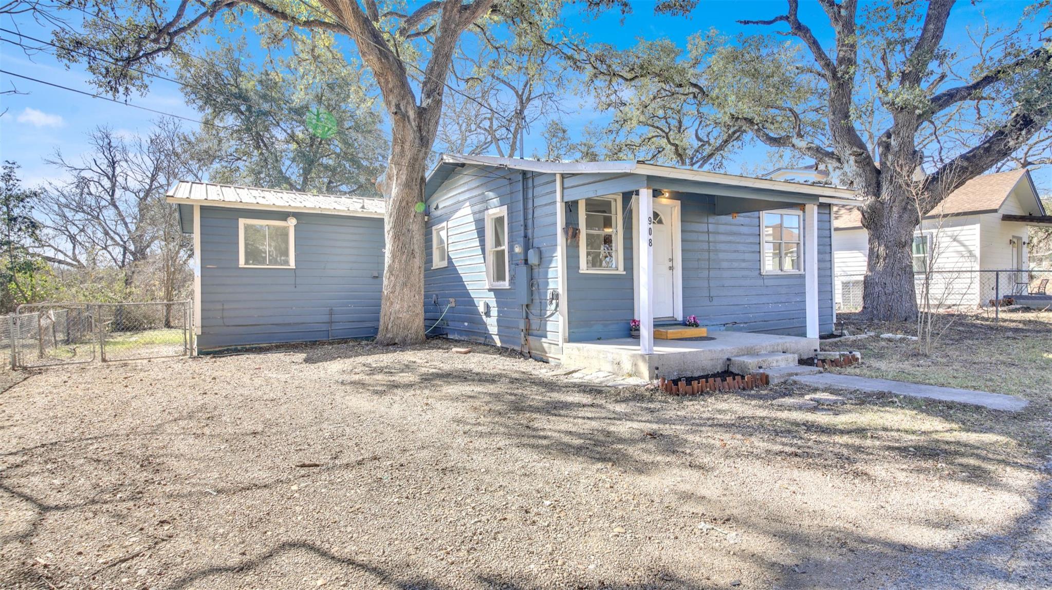 908 Tank St, Lockhart, TX 78644