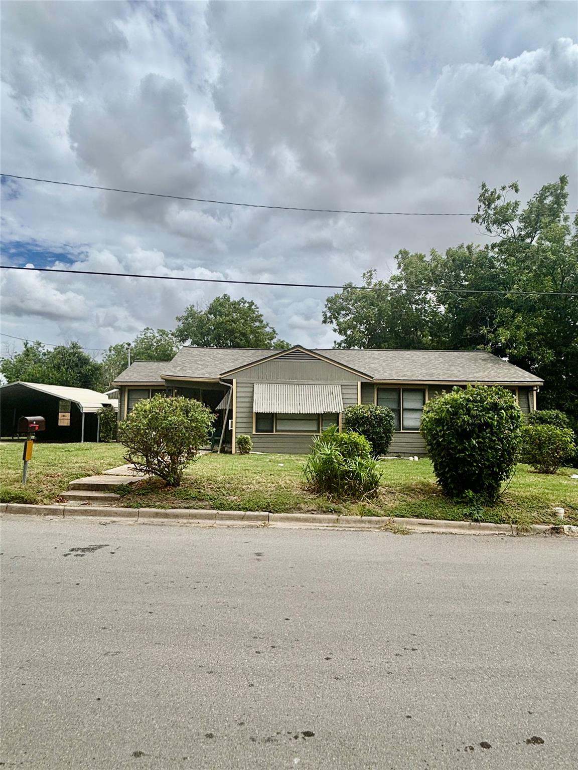 415 E 7th St, Taylor, TX 76574